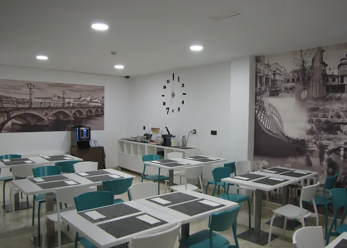 Hotel Room מלון 2*