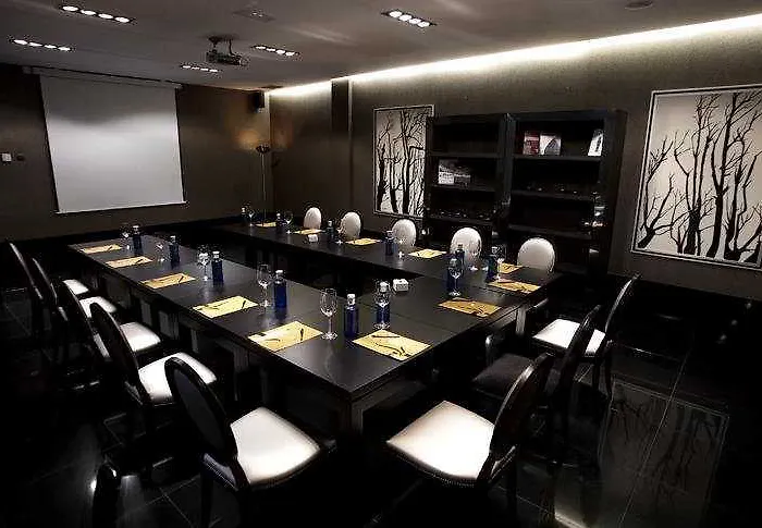 Hotel Room מלון 2*