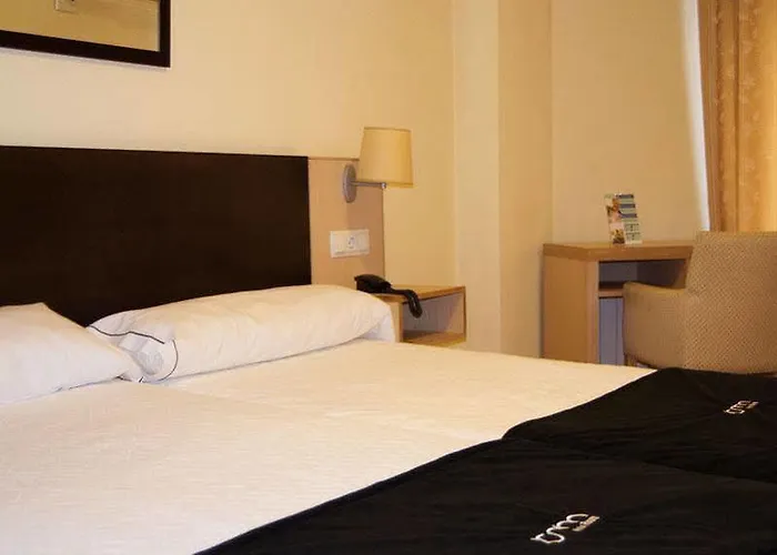 Hotel Room מלון 2*